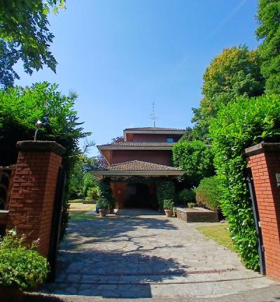San Genesio ed Uniti - Prestigiosa villa inserita in ampi spazi verdi -