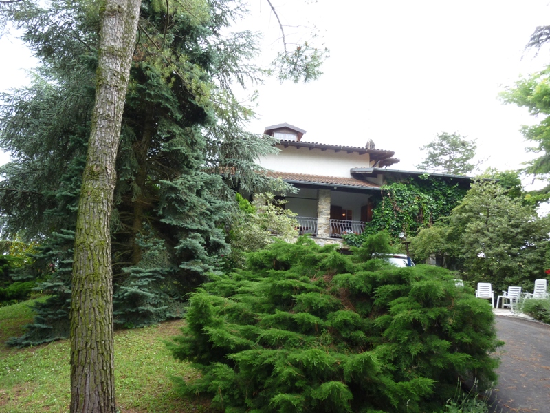 SANTA MARIA DELLA VERSA - VILLA CON PISCINA E PARCO PIANTUMATO